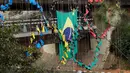 Sejumlah warga menyaksikan para pendaki profesional membuat cincin Olimpiade 2016 di sebuah jembatan di Sao Paulo, Brasil (31/7). Aksi ini dilakukan untuk menyambut dan memeriahkan Olimpiade 2016. (REUTERS/Paulo Whitaker) 
