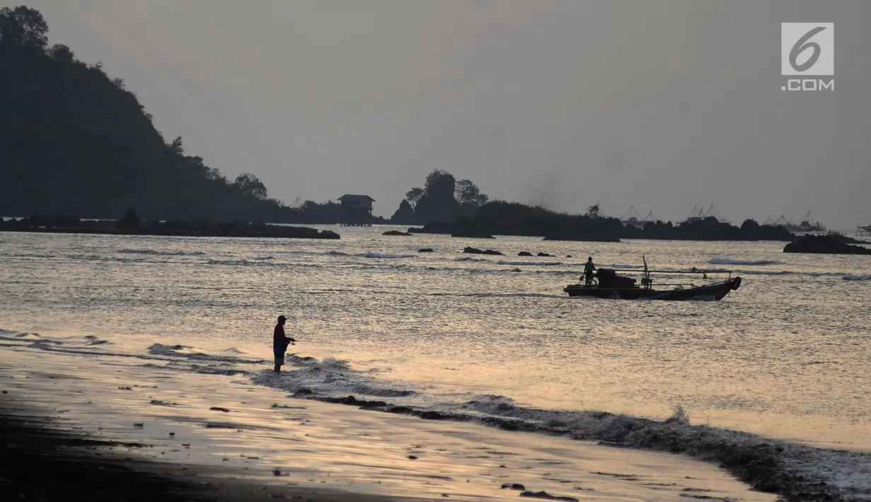 Nelayan mencari ikan di kawasan Pantai Palangpang, Kecamatan Ciemas, Sukabumi, Selasa (26/6). Di pantai ini wisatawan juga bisa menyaksikan pemandangan bukit dengan bebatuan purbanya yang megah serta pesona curug dari kejauhan. (Merdeka.com/Arie Basuki)