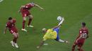 Richarlison. Striker Timnas Brasil berusia 25 tahun ini mencetak brace di Piala Dunia 2022 pada laga matchday pertama di Grup G menghadapi Serbia (24/11/2022). Pada laga yang dimenangi Brasil 2-0 tersebut, Richarlison mencetak dua golnya pada menit ke-62 dan 73. Gol keduanya dicetak dengan spektakuler melalui tendangan Salto. (AP/Darko Vojinovic)