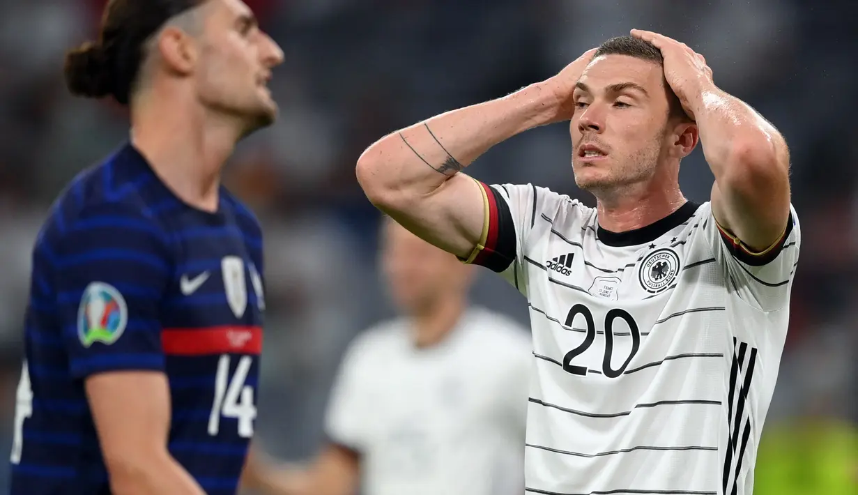 Robin Gosens hanya memiliki satu pertandingan bagus ketika Jerman melawan Portugal, selain itu permainannya biasa saja. Ia juga tak pernah bermain sembilan puluh menit penuh di semua pertandingannya bahkan di laga penting melawan Inggris yang berakhir kekalahan. (Foto: AFP/Pool/Matthias Hangst)