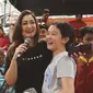 Nafa Urbach dan Putrinya, Mikhaela Lee Jowono yang akrab disapa Mikha saat berada di depan warga Magelang, Jawa Tengah. (Instagram @nafaurbach)