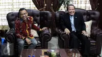 Wakil ketua DPR Taufik Kurniawan (kanan) dan Anang Hermansyah saat melakukan pertemuan di Kompleks MPR/DPR, Jakarta,  (18/1). Mereka meminta DPR menyusun aturan ketat soal perlindungan hak cipta sehingga artis tidak dirugikan. (Liputan6.com/Johan Tallo)