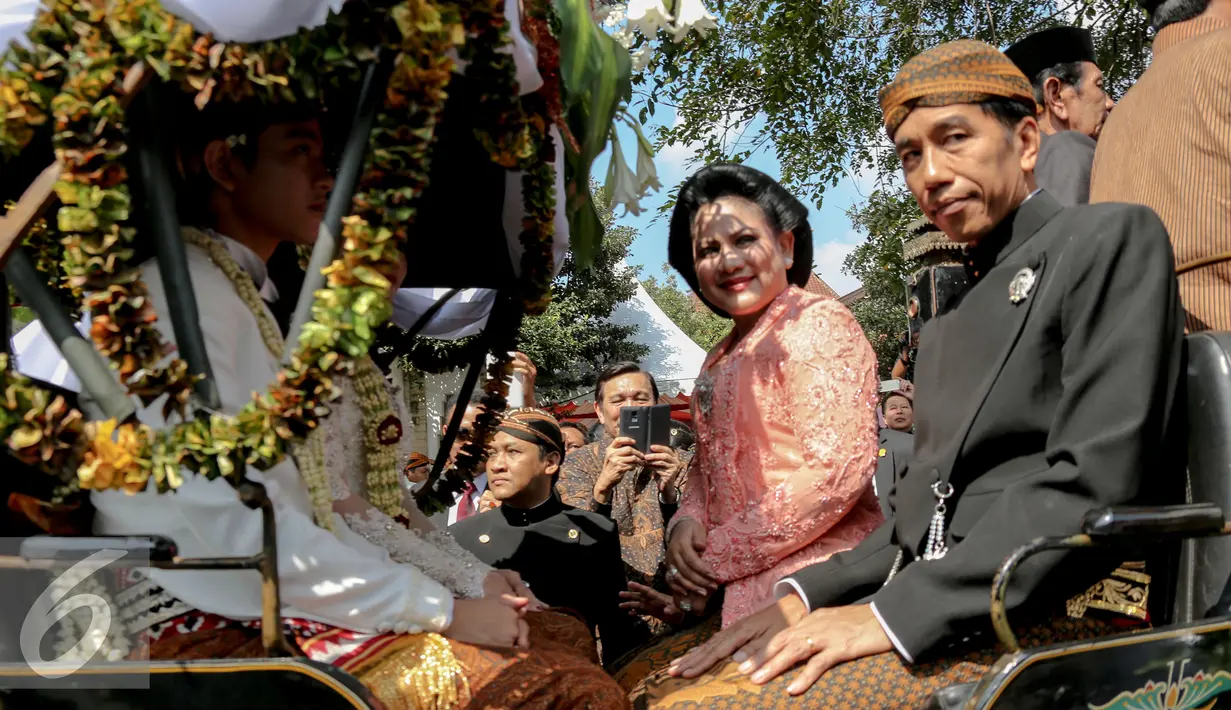 Presiden Joko Widodo bersama Ibu Iriana saat berada di kereta kuda usai resepsi pernikahan putra sulungnya menuju kediaman Gibran di Jalan Kutai Utara RT.08/RW.07 Sumber, Solo, Jateng, Kamis (11/6/2015). (Liputan6.com/Faizal Fanani)