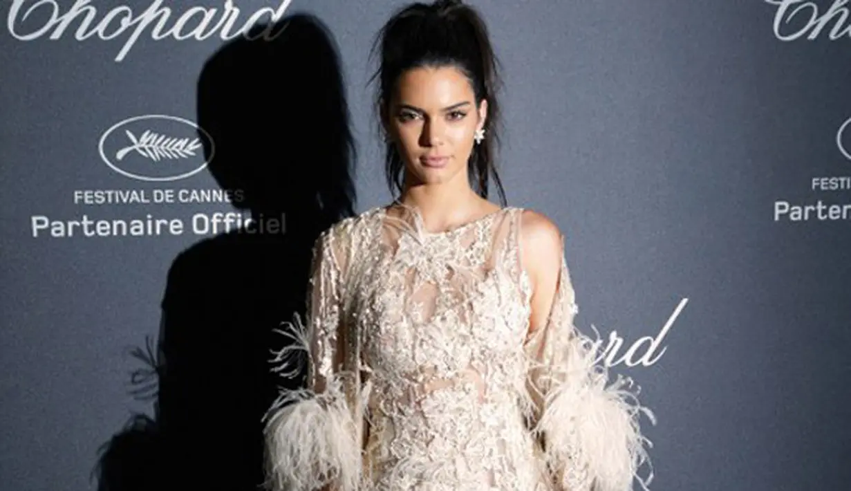 Akibat protes yang diterimanya usai membintangi di iklan tersebut, kabarnya berpengaruh terhadap kehidupannya, terutama keberlangsungan karier sang Super Model ini. Kabar terbaru menyiarkan Kendall mengasingkan diri. (AFP/Bintang.com)