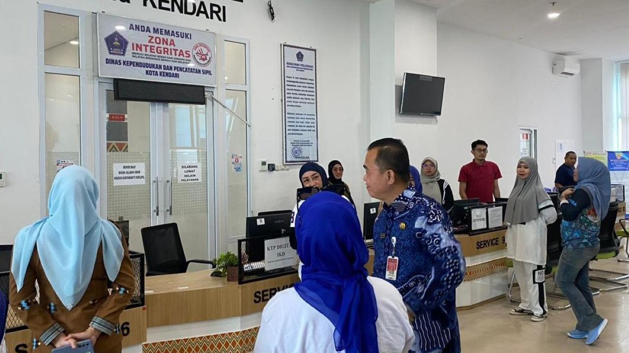 Sesditjen Dukcapil Pastikan Layanan Kependudukan di Kendari Berjalan Sesuai Standar