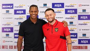 Pelatih kepala Timnas Indonesia, Patrick Kluivert dan Marc Klok, menjelang laga FIFA Matchday melawan Chinese Taipei di Stadion Gelora Bung Tomo (GBT), Surabaya, Jumat (05/09/2025). (Bola.com/Abdul Aziz)