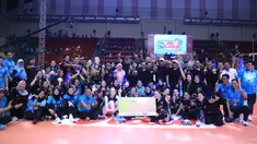 Tim putri Jakarta Electric PLN menyapu bersih tiga laga di putaran kedua final four PLN Mobile Proliga 2024, usai menumbangkan finalis tahun lalu, Jakarta Pertama Enduro dengan skor 3-0 (25-14, 29-27, 25-21) di GOR Jatidiri Semarang, Sabtu (13/7/2024). Hasil ini memastikan Yolla Yuliana menjadi juara putaran kedua final four PLN Mobile Proliga 2024 dan akan menghadapi Jakarta BIN, yang berstatus juara putaran pertama final four, di Grand Final yang akan digelar di Indonesia Arena, Sabtu (20/7/2024). (Dok. PBVSI)