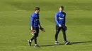 Kiper FC Schalke 04, Alexander Nueberl dan Markus Schubert, saat sesi latihan di Gelsenkirchen, Jerman, Rabu (23/4/2020). FC Schalke 04 menggelar sesi latihan setelah Bundesliga direncanakan akan kembali bergulir pada pada 9 Mei mendatang. (AP/Martin Meissner)