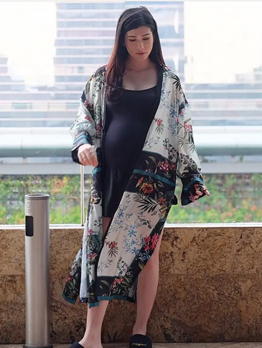 Meski banyak mendapat komentar miring warganet, ada juga yang membelanya. "sehat2 terus yaa kak buat dedenya👶💏 jangan pernah dengarin omongannya org kak. Yang komen jelek itu mungkin hidupnya mereka kurang piknik," tulis liaa.ns. (Instagram/steviagnecya)