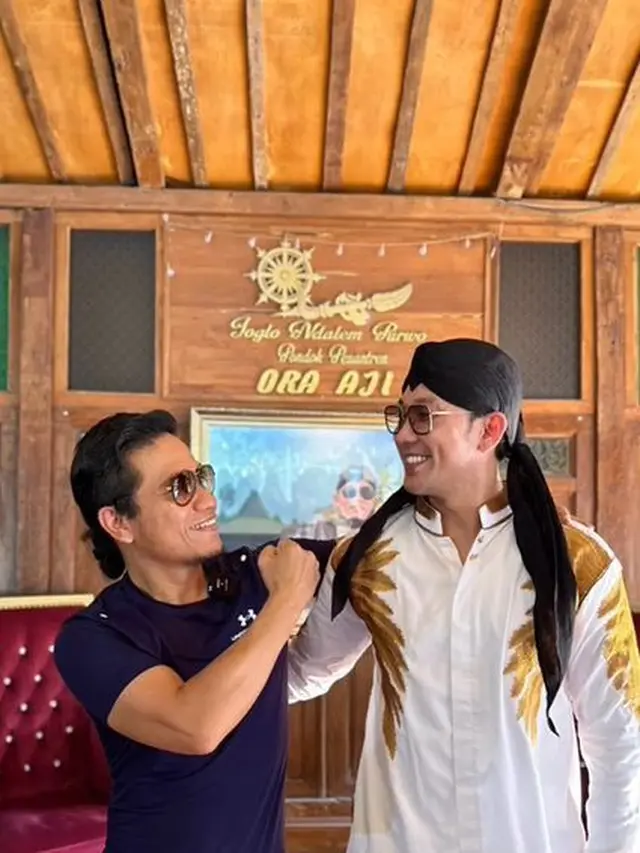 Pakai Peci dan Baju Koko, Ini 7 Momen Denny Sumargo Berkunjung ke Pesantren Gus Miftah