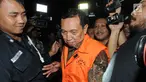 Sekretaris Jenderal KONI, Ending Fuad Hamidy mengenakan rompi tahanan seusai pemeriksaan di gedung KPK, Kamis (20/12). KPK resmi menahan Ending Fuad Hamidy setelah terjaring OTT terkait suap dana hibah dari Kemenpora ke KONI. (Merdeka.com/Dwi Narwoko)