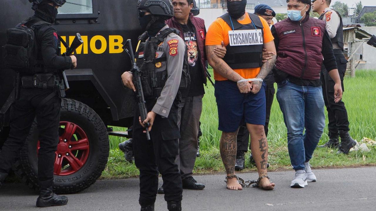 FOTO: Kaki Dirantai, Tiga Tersangka Penembakan WN Australia Jalani Rekonstruksi di Bali