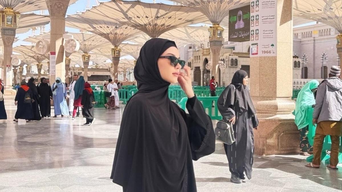 Al Ghazali Sampai Takjub, Ini Gaya Hijab Alyssa Daguise Saat Umrah Perdana