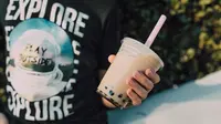 Ilustrasi bubble tea. (Photo by RODNAE Productions: https://www.pexels.com/photo/person-holding-a-boba-tea-6412829/)