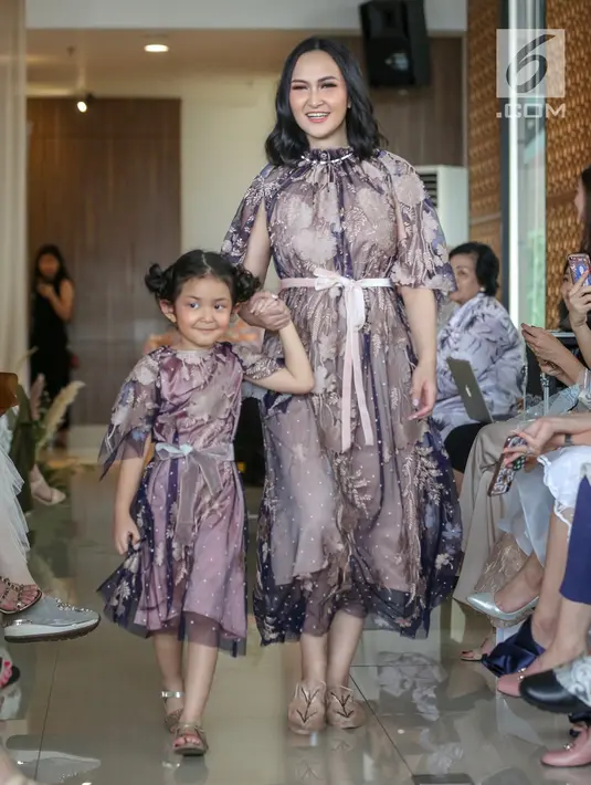 Model membawakan busana koleksi terbaru Alto Prive karya desainer Cynthia Vicario berkolaborasi dengan Tyna Kanna Mirdad di Menteng, Jakarta, Kamis (9/5/2019). Fashion show bertajuk FLORA menampilkan 20 busana model couture dan ready to wear. (Liputan6.com/Fery Pradolo)