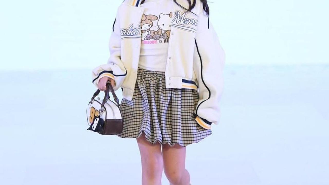 Inilah gaya Gempi saat tampil di fashion show. Ia mengenakan rok mini dan menenteng tas, memancarkan aura model masa depan yang sangat kuat.