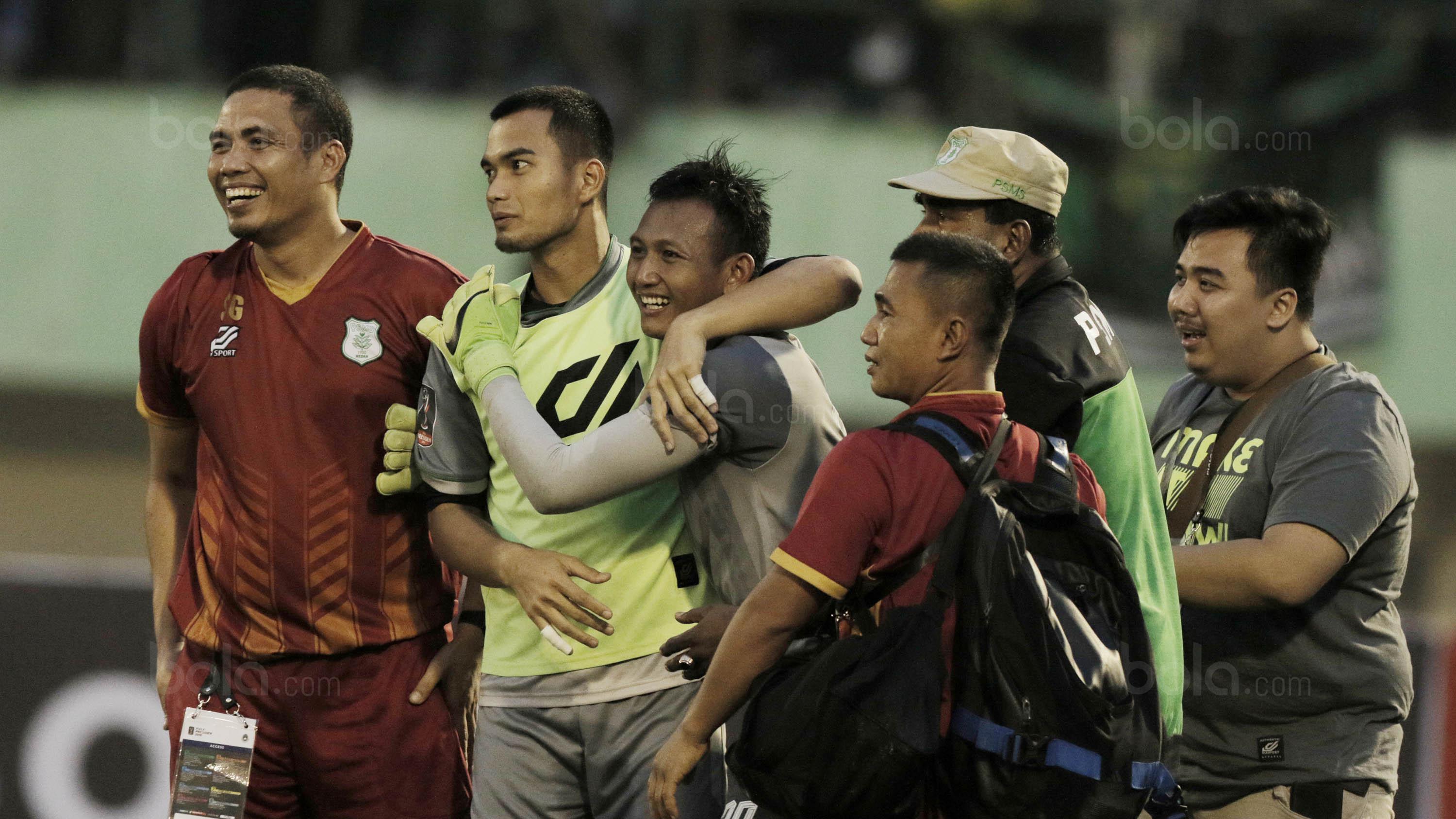 Kiper PSMS, Abdul Rohim, merayakan kemenangan atas Persebaya pada laga perempat final Piala Presiden di Stadion Manahan, Solo, Sabtu, (3/2/2018). PSMS menang adu penalti atas Persebaya dengan skor 4-3. (Bola.com/M Iqbal Ichsan)