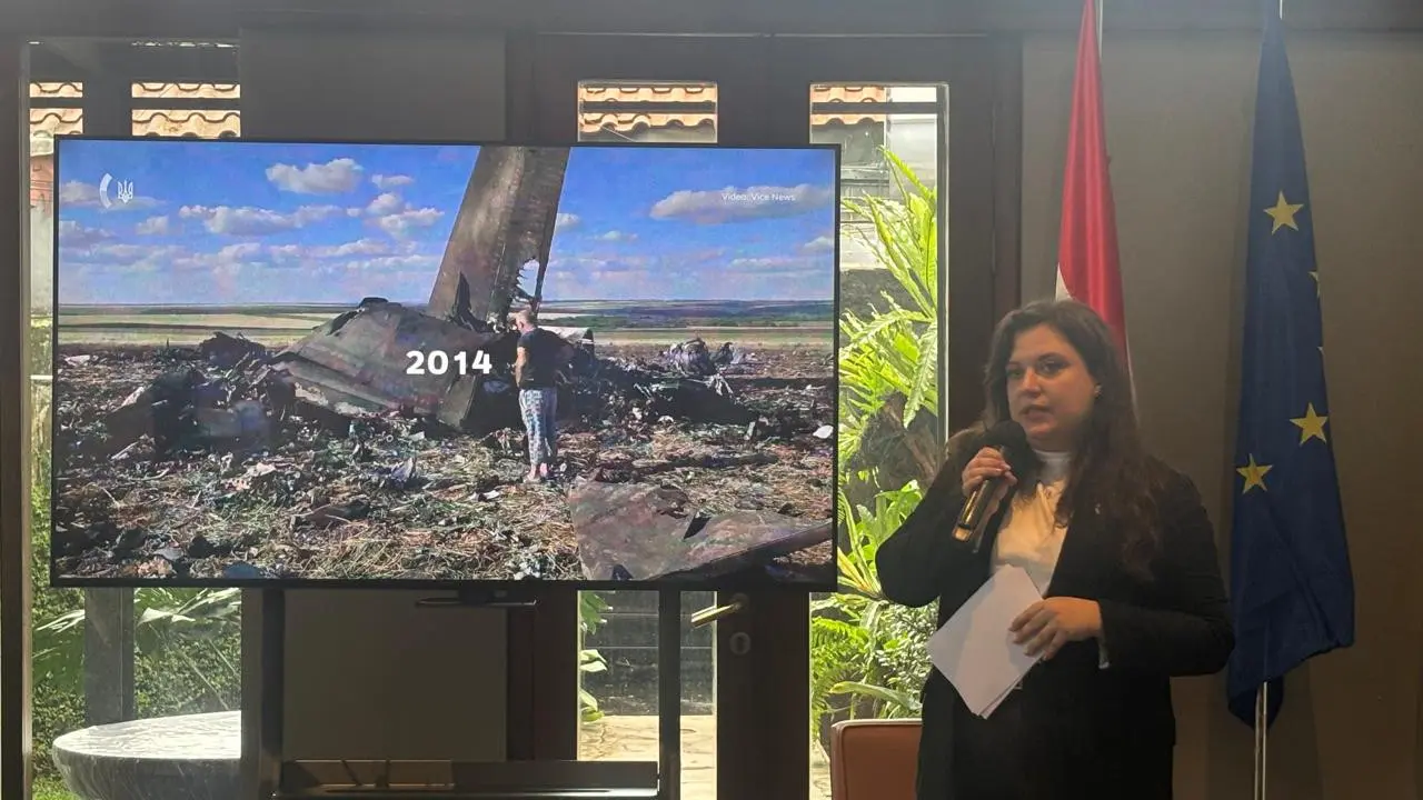 Kuasa Usaha Kedubes Ukraina di Jakarta Yevhenia Shynkarenko dalam pembukaan pameran foto bertajuk "Four Years of Resilience" di ruang seni Dia.lo.gue di Jakarta Selatan, Senin (23/2/2026), untuk memperingati empat tahun perang di Ukraina.