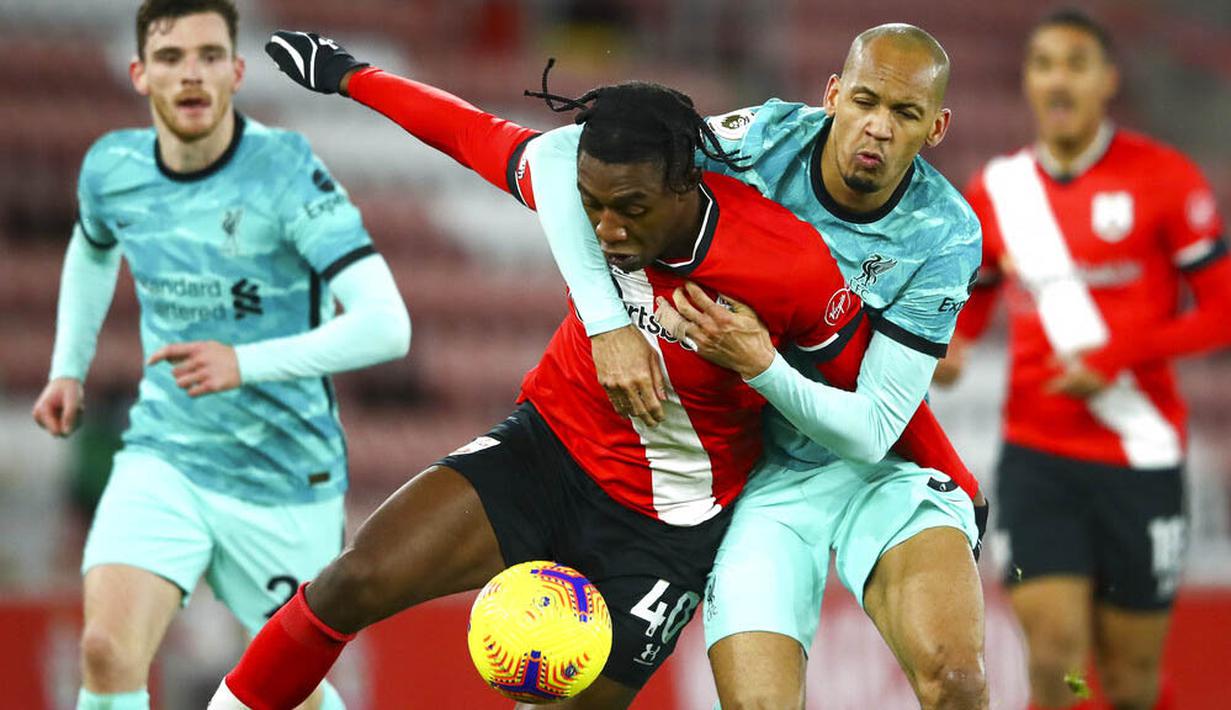 Gelandang Liverpool, Fabinho, berebut bola dengan pemaIn Southampton, San Nlundulu, pada laga Liga Inggris di Stadion St Mary's, Selasa (05/01/2021). Liverpool takluk 1-0 dari Southampton. (AP Photo/Michael Steele,Pool)
