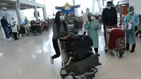 Wisatawan tiba di Bandara Internasional Suvarnabhumi di Bangkok, Thailand, Senin (1/11/2021). Thailand mulai Senin ini telah dibuka kembali untuk turis mancanegara yang divaksinasi penuh tanpa perlu menjalani proses karantina Covid-19. (AP Photo/Sakchai Lalit)