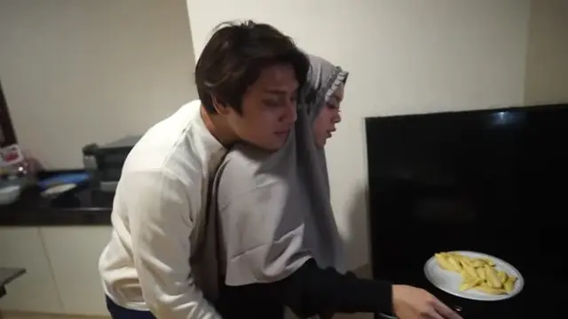 Pasangan Romantis, Ini 7 Momen Lesti Kejoran Masak Buat Rizky Billar