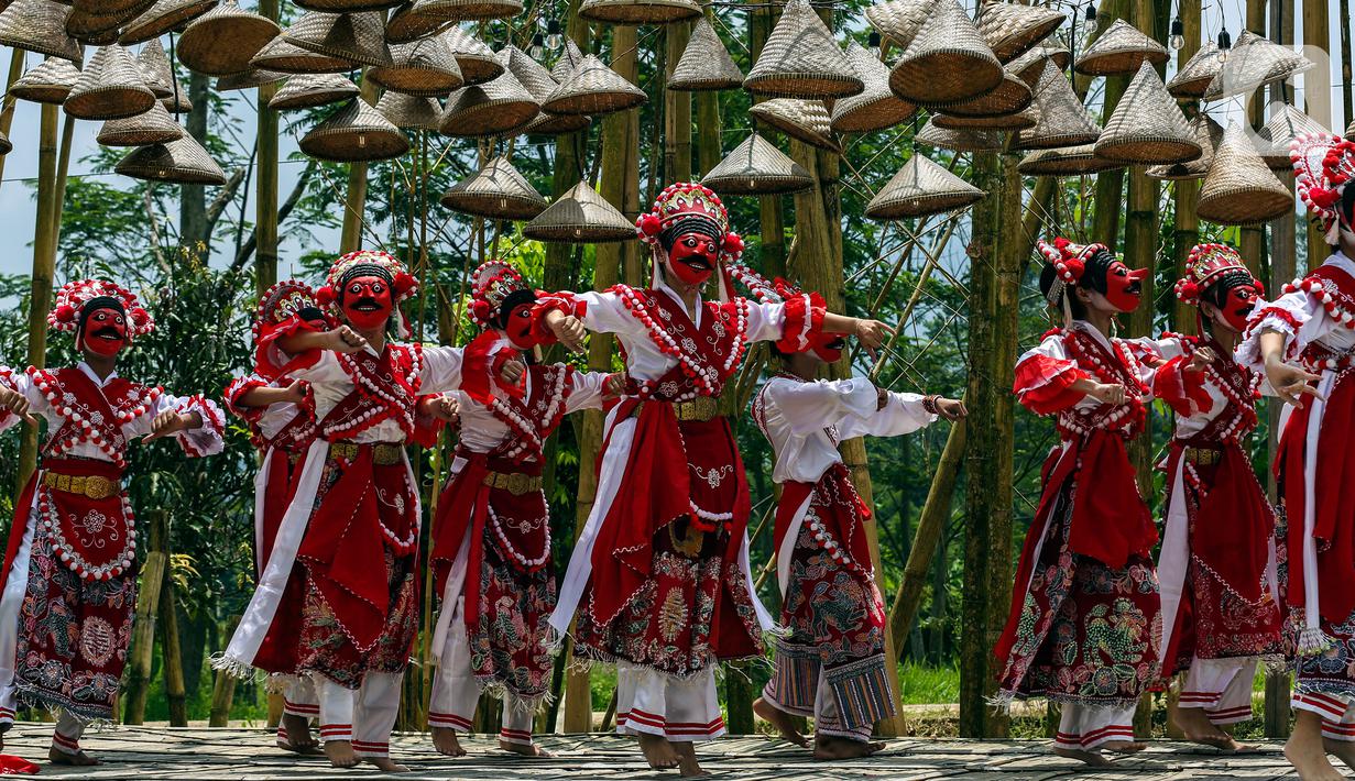 Penari dengan batik dan pakaian tradisional menggelar tarian dan fashion show di Grand Smesco Hills Cisarua, Bogor, Minggu (11/4/2021). Smesco Indonesia dan Yayasan Belantara Budaya Indonesia berkolaborasi menyelenggarakan pagelaran wastra dan budaya menyambut Hari Kartini. (Liputan6.com/JohanTallo)