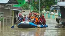 Tim penyelamat mengevakuasi warga di tengah banjir akibat hujan deras semalam di Medan, Sumatera Utara (4/12/2020). Sebelumnya banjir setinggi kurang lebih 1 meter terakhir kali pernah terjadi pada 2001. (AFP/Rahmad Suryadi)