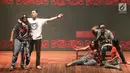  Pemain NHKBP Kebayoran Baru tampil dalam pentas teater bertajuk 'Poda' di Usmar Ismail Hall, Jakarta, Sabtu (2/9). Teater Poda menceritakan hubungan anak dan orangtua sebagai cinta paling dasar dalam kehidupan manusia. (Liputan6.com/Immanuel Antonius)