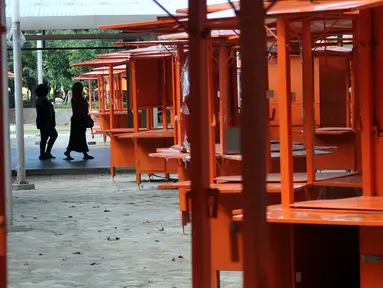 Suasana kios program Lenggang Jakarta untuk para PKL di kawasan Monas, Jakarta, Kamis (9/4/2015). Pemda DKI Jakarta telah menyeleksi 339 PKL yang akan menempati kios tersebut. (Liputan6.com/Johan Tallo)