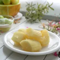 Mengolah singkong./Copyright shutterstock.com