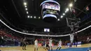 Pebasket Indonesia, Kevin Sitorus, berusaha memasukan bola saat melawan Filipina pada semifinal SEA Games 2019 di Mall Of Asia Arena, Manila, Senin (9/12). Indonesia kalah 97-70 dari Filipina. (Bola.com/ M Iqbal Ichsan)