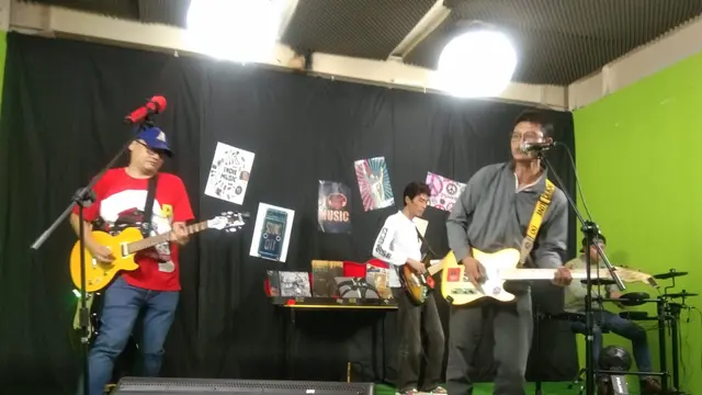 Penampilan band The Ayayay