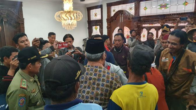 Petani Urut Sewu mengadu kepada Bupati Kebumen, Yazid Mahfudz usai bentrok TNI dengan warga yang menyebabkan 16 orang terluka. (Foto: Liputan6.com/Yazid Mahfudz untuk Muhamad Ridlo)