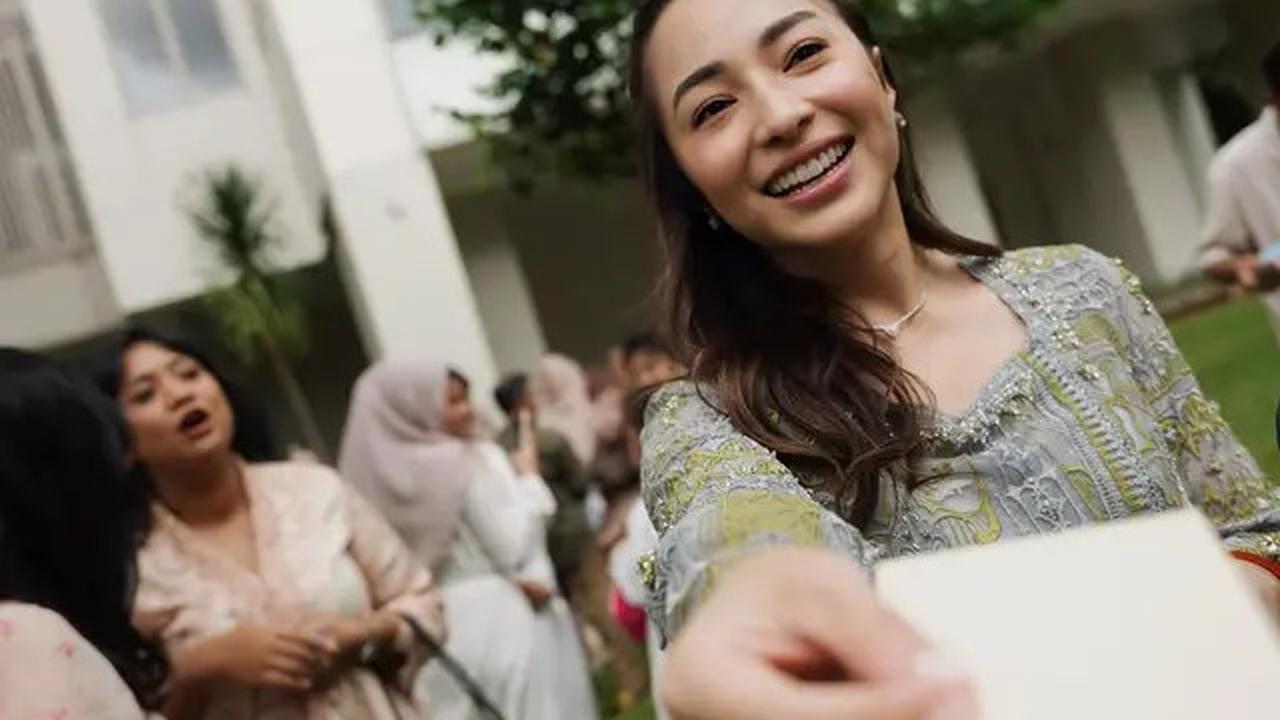 6 Potret Keluarga Nikita Willy Bagi-Bagi THR Lebaran, Sudah Jadi Tradisi Setiap Tahun