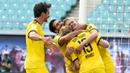 Para pemain Borussia Dortmund merayakan gol yang dicetak oleh Erling Braut Haaland ke gawang RB Leipzig pada laga  Bundesliga di Red Bull Arena Sabtu (20/6/2020). RB Leipzig takluk 0-2 dari Borussia Dortmund. (AP/Jens Meyer)