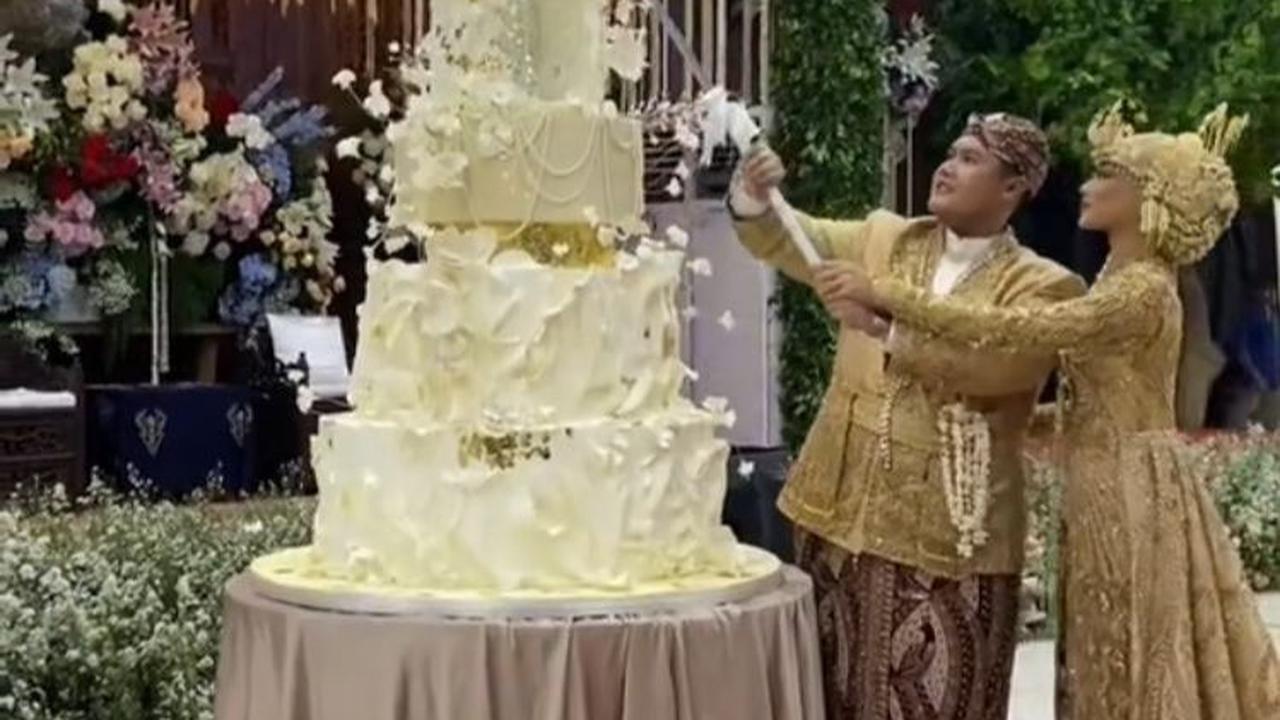 Inilah potret mempelai bernama Radja dan Galuh saat sedang melakukan sesi potong kue pernikahan secara simbolis.&nbsp;