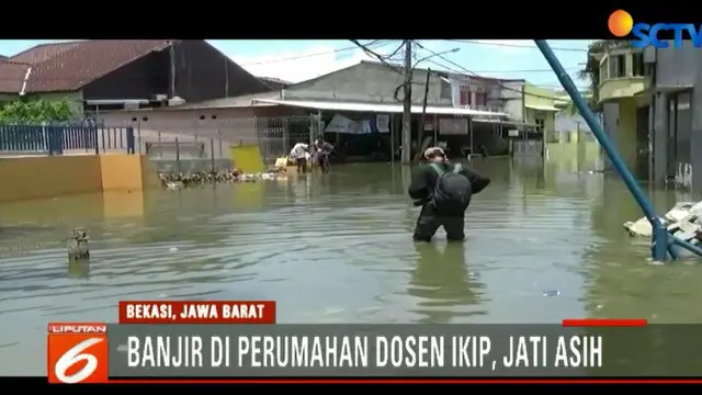 Banjir setinggi satu meter masih rendam Perumahan Dosen IKIP, Jatiasih, Bekasi, Jawa Barat.