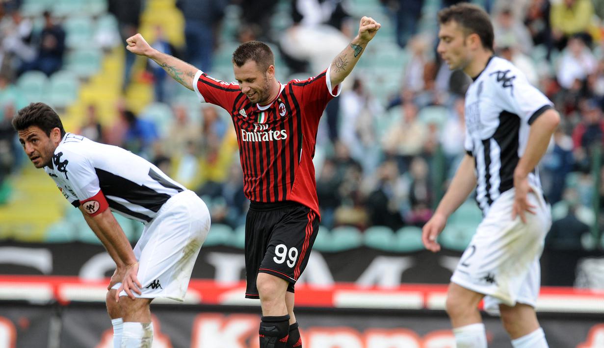 Antonio Cassano. Striker Italia ini didatangkan AC Milan dari Sampdoria pada bursa tansfer musim dingin 2010/2011. Tampil dalam 17 laga di Liga Italia, ia mampu mencetak 3 gol dan 7 assist. Tidak hanya gelar Serie A, ia juga merebut trofi Supercoppa Italia di musim tersebut. (AFP/Alberto Lingria)