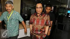 Mantan Dirjen Kependudukan dan Catatan Sipil, Irman usai menjalani pemeriksaan KPK, Jakarta, Rabu (12/10). Irman diperiksa sebagai saksi kasus dugaan korupsi pengadaan paket penerapan e-KTP secara nasional tahun 2011-2012. (Liputan6.com/Helmi Afandi)