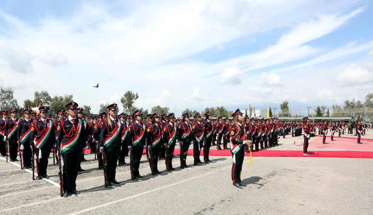 Suasana upacara wisuda pejuang perempuan Kurdi Peshmerga di akademi polisi di distrik Zakho, Irak, Rabu (30/3). Tentara perempuan Peshmerga adalah pasukan gagah berani yang siap maju di garis depan pertempuran dan paling ditakuti ISIS (REUTERS/Ari Jalal)