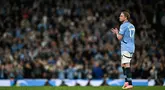 Gelandang Manchester City, Kevin De Bruyne melambaikan tangan kepada para pendukung saat ia meninggalkan lapangan di akhir pertandingan terakhirnya bersama The Citizens selama pertandingan sepak bola Liga Premier Inggris 2024/2025 melawan Bournemouth di Stadion Etihad, Manchester, Inggris, pada 20 Mei 2025. (Paul ELLIS/AFP)