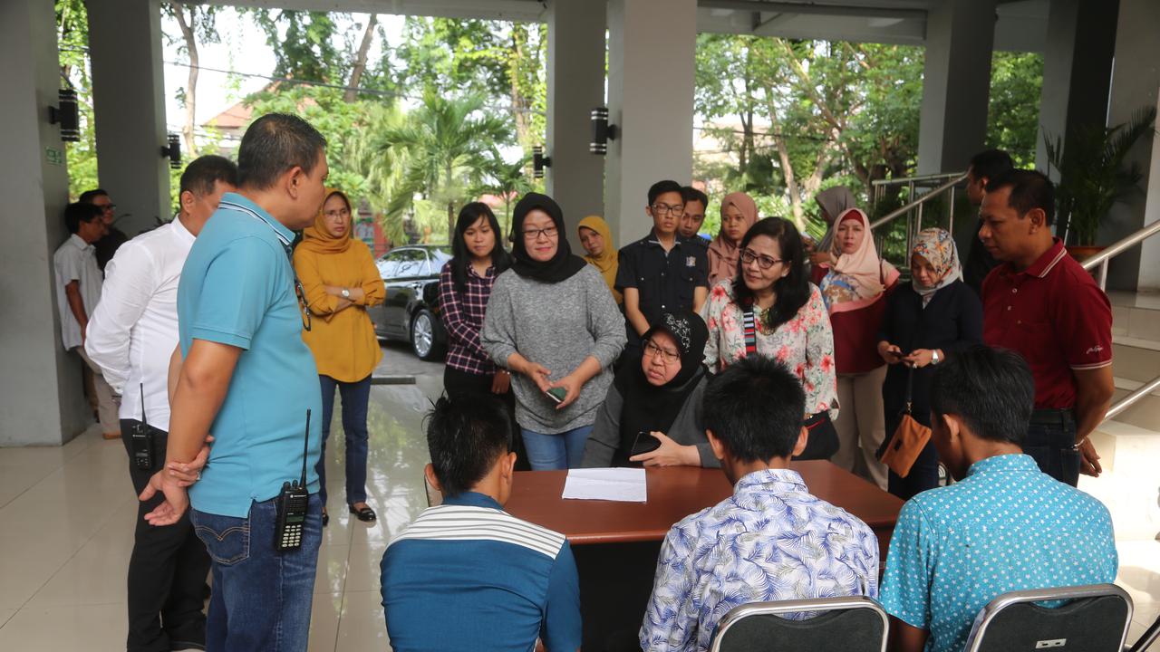 Risma berhadapan dengan pelajar mabuk