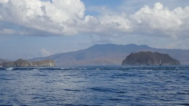 Pemandangan dari kejauhan Gunung Ara di Pulau Komodo Flores NTT. (Dok: Gunung Bagging https://www.gunungbagging.com/ara/)