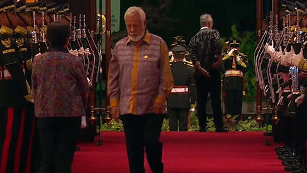 Disambut Hangat, PM Xanana Membungkuk Lalu Cium Tangan Menteri Cantik Retno