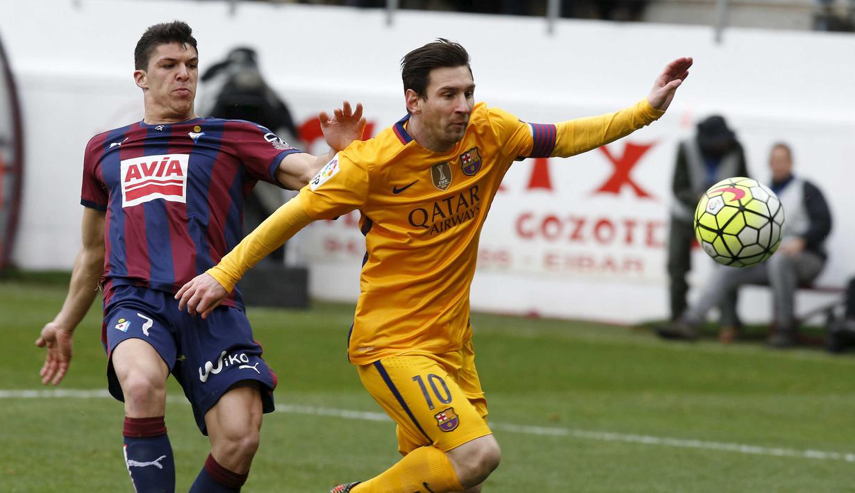Pemain  Eibar, Ander Capa (kiri) berebut bola dengan pemain Barcelona, Lionel Messi pada laga pekan ke-28 La Liga Spanyol 2015-2016 di Stadion Municipal de Ipurua, Minggu (6/3/2016) malam WIB. (REUTERS/Joseba Etxaburu)