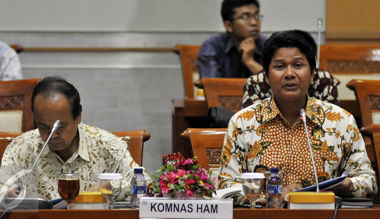 Ketua Umum Komnas HAM, M. Imdadun Rahmat (kanan) saat Rapat Dengar Pendapat Umum dengan Komisi III DPR di Kompleks Parlemen, Jakarta, Selasa (12/4). Rapat membahas meninggalnya Siyono karena diduga ada pelanggaran HAM oleh BIN. (Liputan6.com/Johan Tallo)