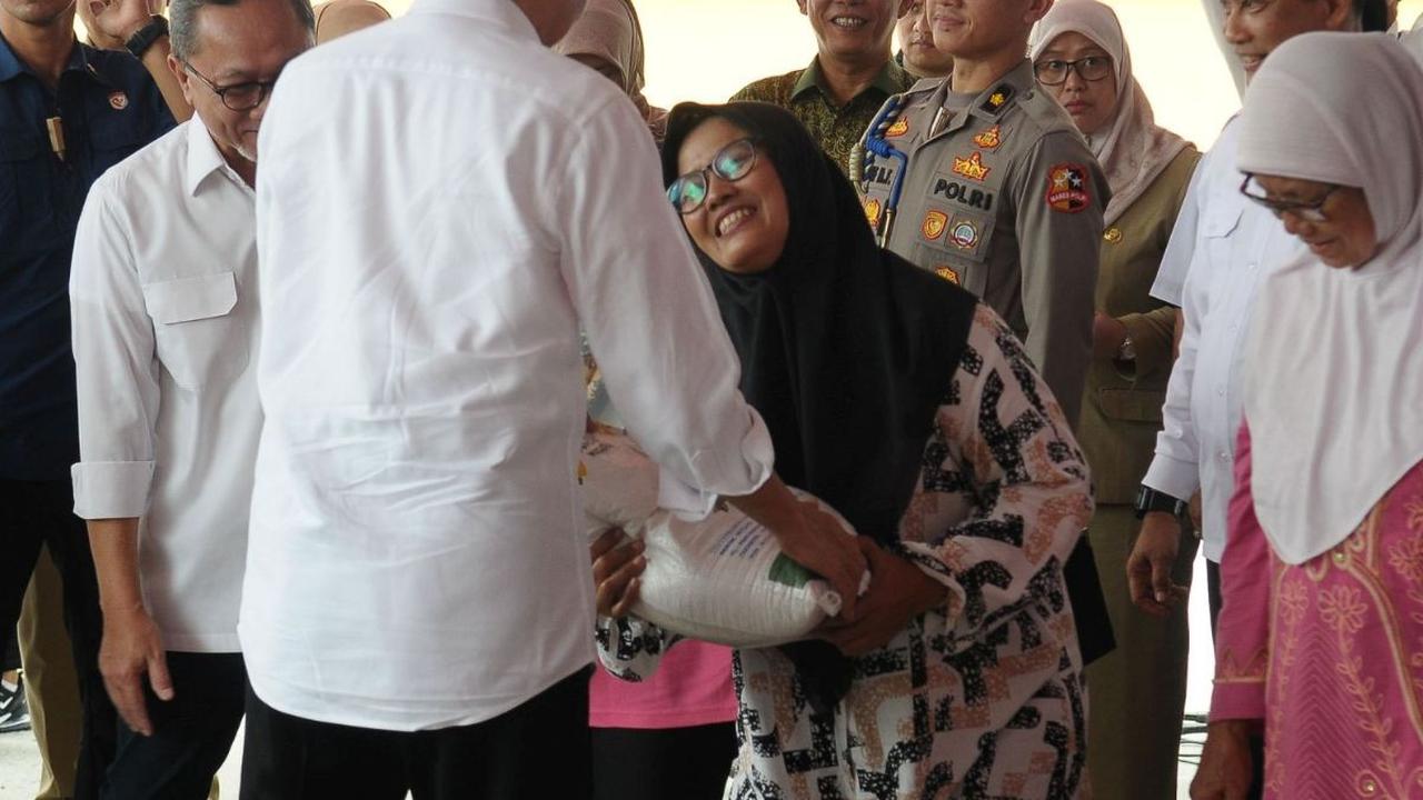 Pada kesempatan tersebut, Presiden Jokowi didampingi Menteri Perdagangan Zulkifli Hasan dan Dirut Perum Bulog Budi Waseso saat memberikan langsung bantuan beras tersebut kepada warga.