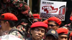 Massa dari Kokam (Komando Kesiapsiagaan) Pemuda Muhammadiyah menggelar aksi di depan gedung KPK, Jakarta, Jumat (24/3). Mereka berorasi menyampaikan tuntutan dalam aksi #KawalKPKBerani, salah satunya menuntaskan kasus e-KTP. (Liputan6.com/Johan Tallo)