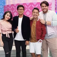 "Live @brownis_ttv nihhhhhh nonton yaaaaaa #rubenonsu #realbensu #justruben #jalani_nikmati_syukuri #janganlupabahagia #senyuminaja," tulis ruben_onsu sebagai keterangan fotonya. (Instagram/ruben_onsu)