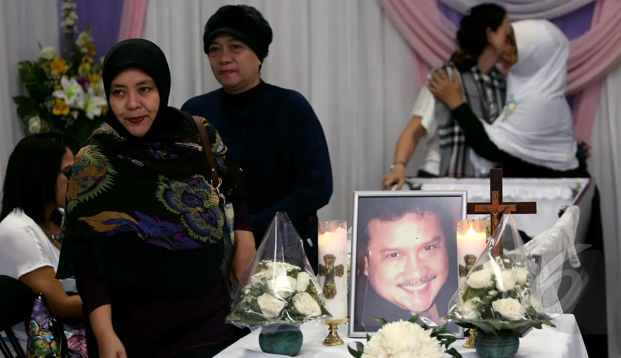 Jenazah James Sahertian saat disemayamkan di Rumah Duka RSPP Jakarta Selatan, Senin (13/4/2015). (Liputan6.com/Faisal R Syam)